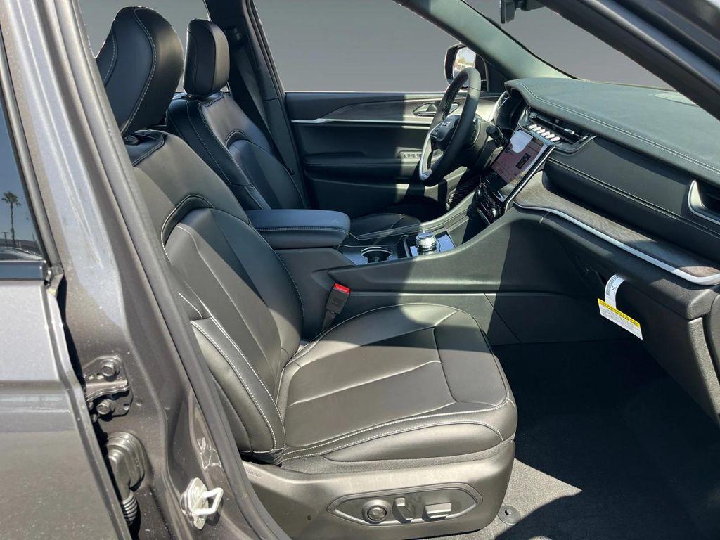 new 2025 Jeep Grand Cherokee car, priced at $50,220