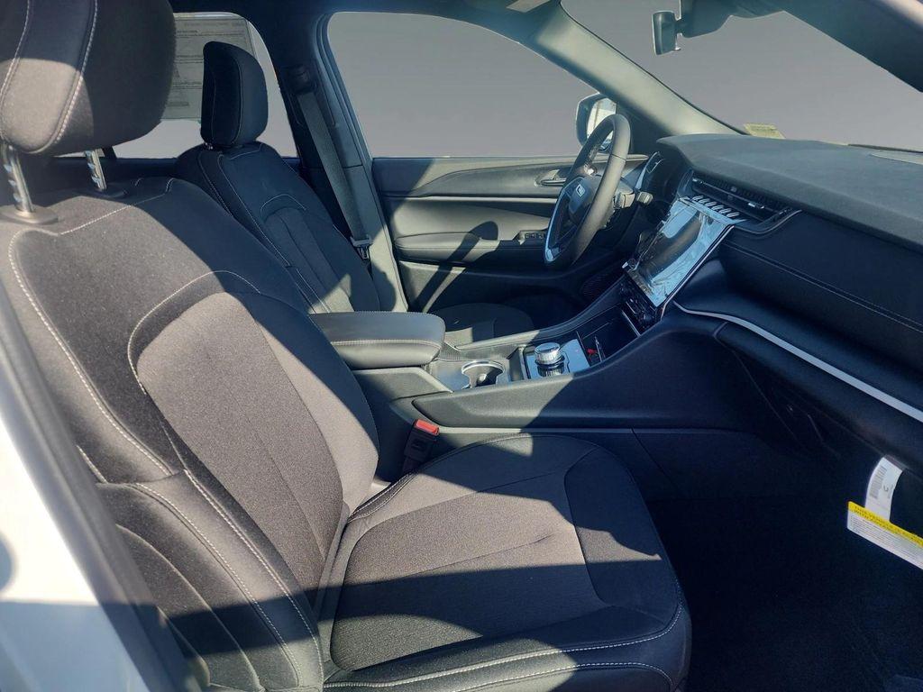 new 2025 Jeep Grand Cherokee car, priced at $40,825