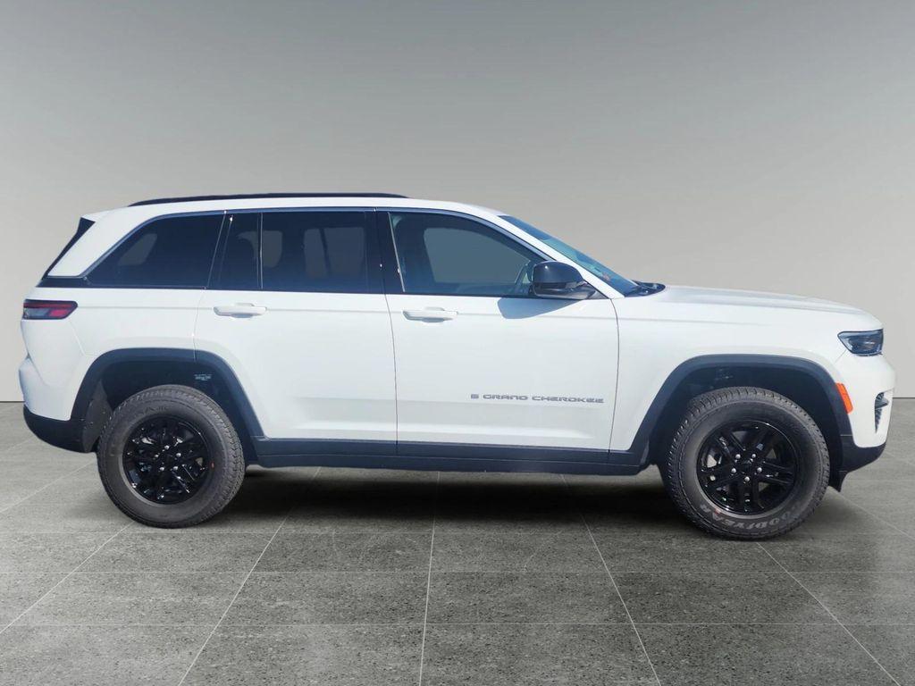 new 2025 Jeep Grand Cherokee car, priced at $40,825