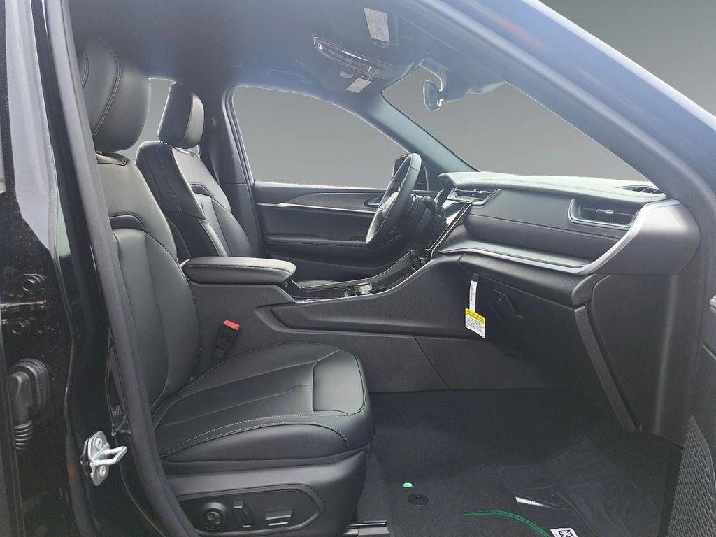 new 2025 Jeep Grand Cherokee car, priced at $45,295