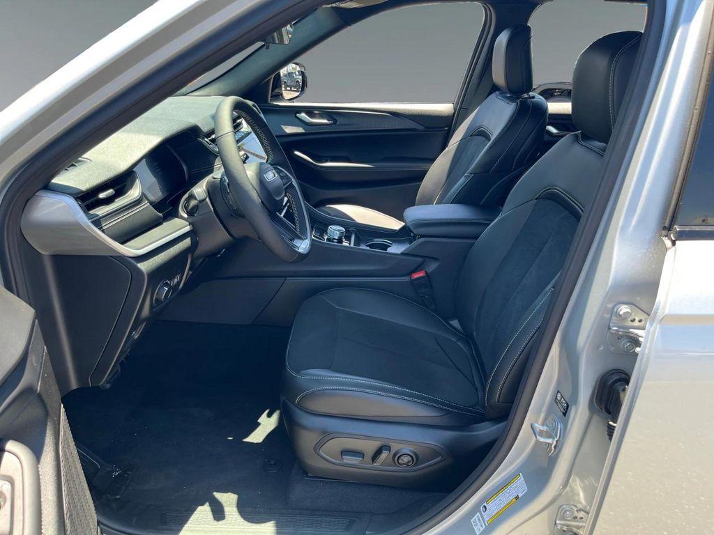 new 2025 Jeep Grand Cherokee car, priced at $48,175