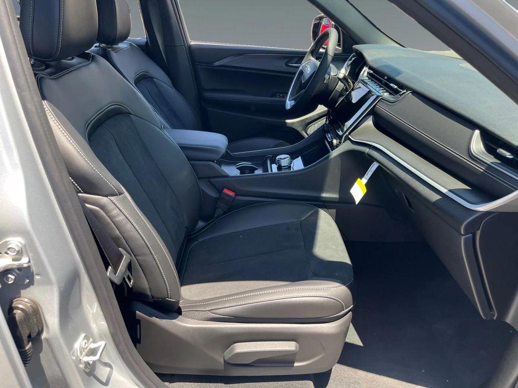 new 2025 Jeep Grand Cherokee car, priced at $48,175