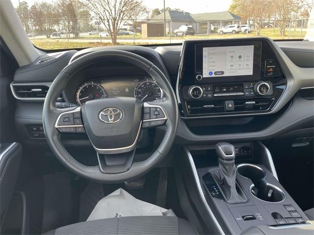 used 2024 Toyota Highlander car, priced at $37,499