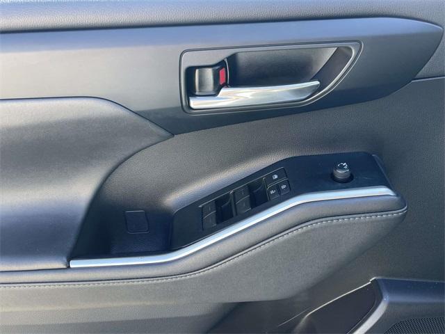 used 2021 Toyota Highlander car, priced at $30,392