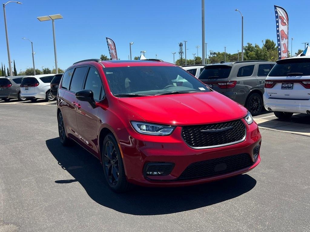 new 2025 Chrysler Pacifica car, priced at $52,060