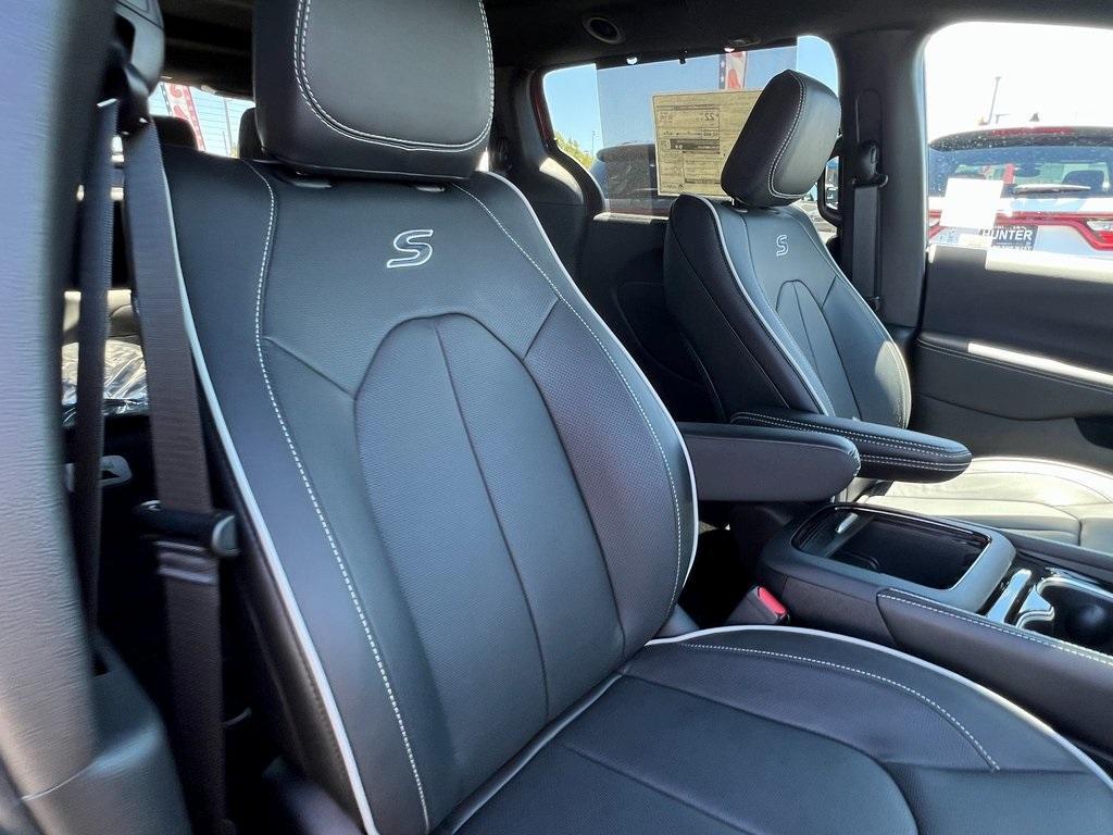 new 2025 Chrysler Pacifica car, priced at $52,060