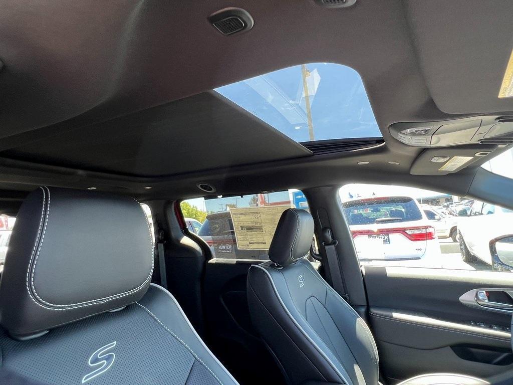 new 2025 Chrysler Pacifica car, priced at $52,060