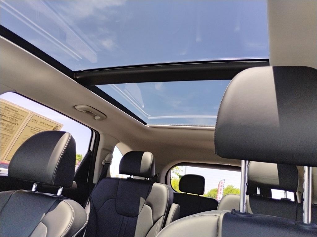 used 2024 Kia Sorento car, priced at $37,397