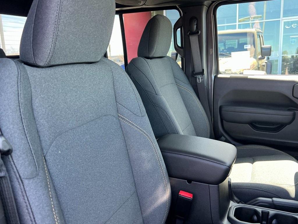 new 2025 Jeep Gladiator car, priced at $42,425