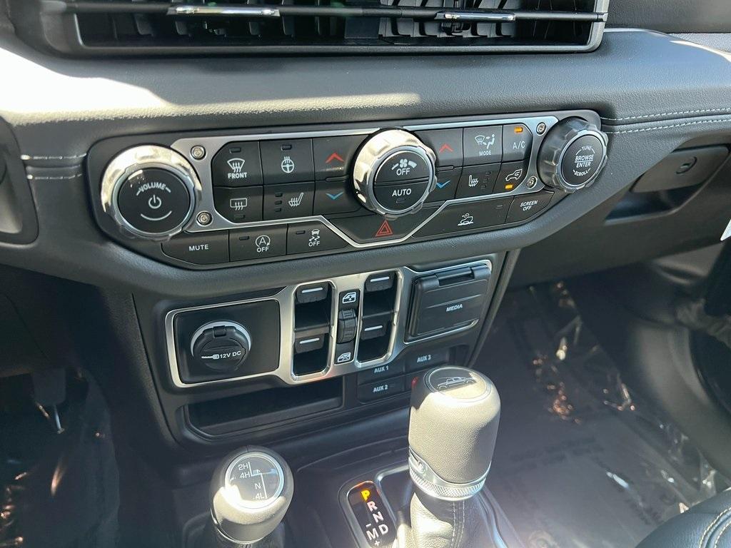 new 2025 Jeep Gladiator car, priced at $45,640