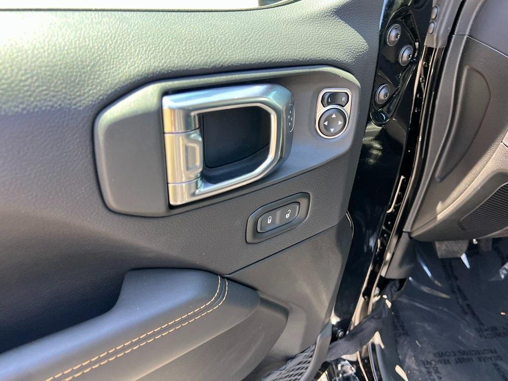 new 2025 Jeep Gladiator car, priced at $45,640