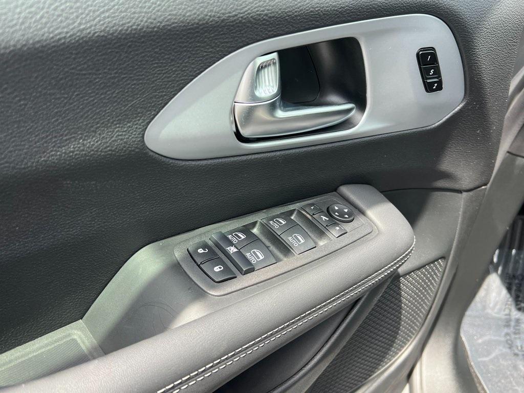new 2025 Chrysler Pacifica Hybrid car, priced at $52,775