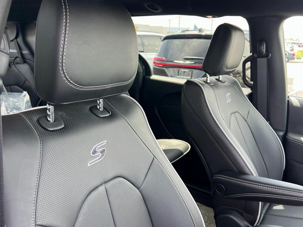 new 2025 Chrysler Pacifica Hybrid car, priced at $52,775