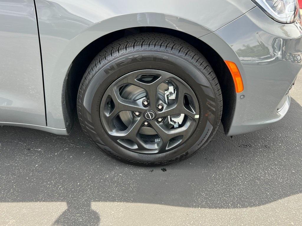 new 2025 Chrysler Pacifica Hybrid car, priced at $52,775