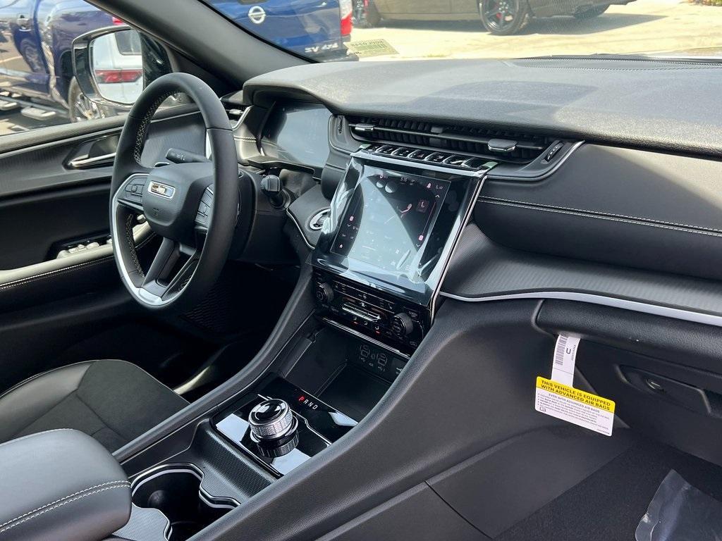 new 2025 Jeep Grand Cherokee car, priced at $43,155