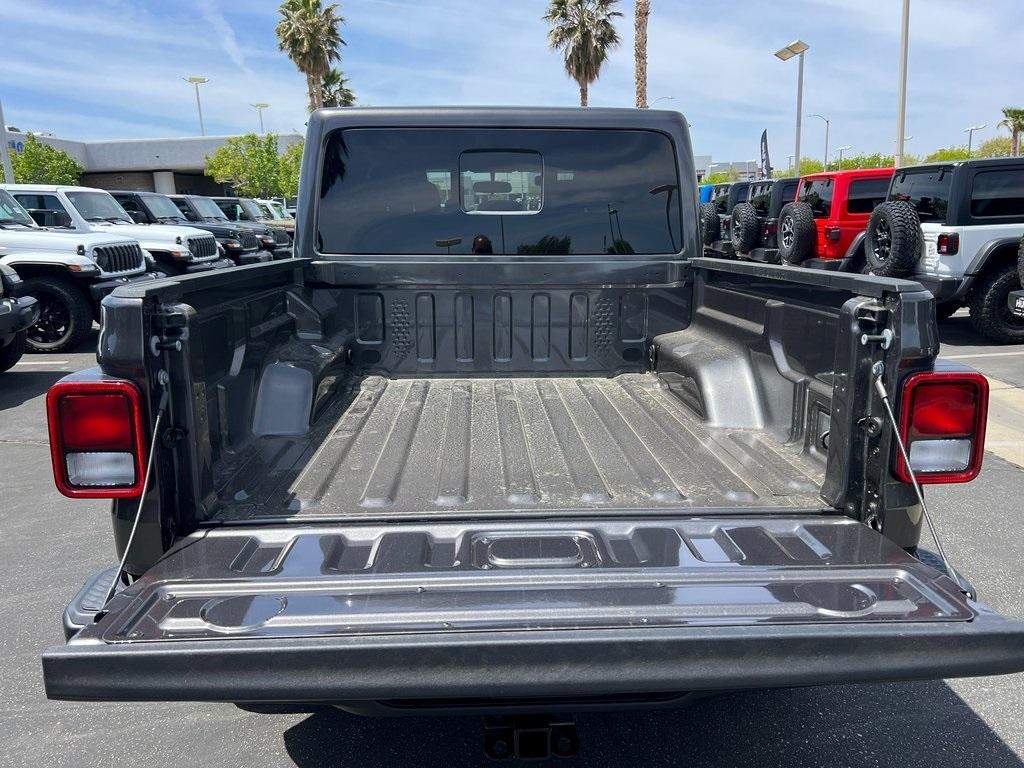 new 2025 Jeep Gladiator car, priced at $41,180