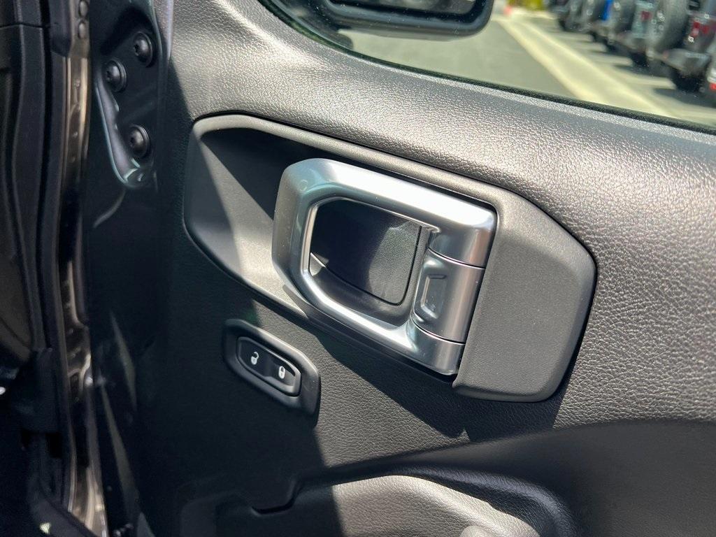 new 2025 Jeep Gladiator car, priced at $41,180