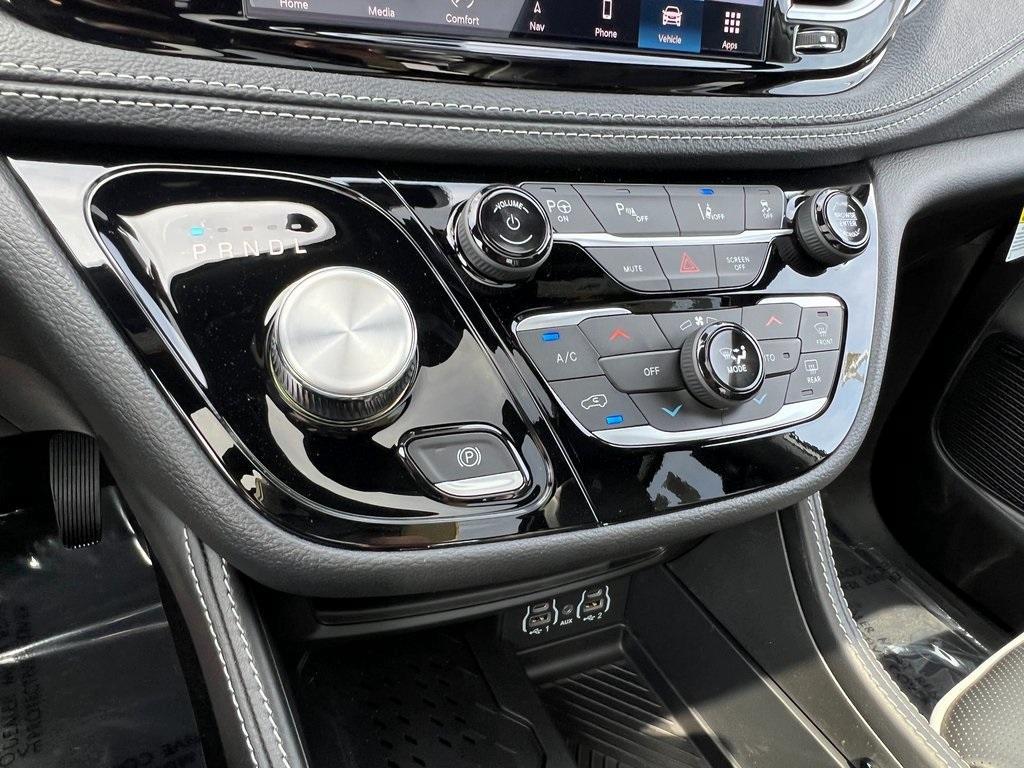 new 2025 Chrysler Pacifica Hybrid car, priced at $56,005