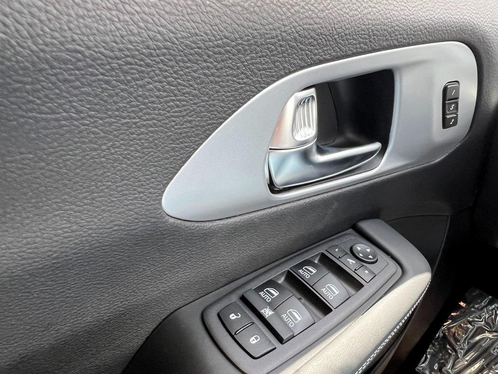 new 2025 Chrysler Pacifica Hybrid car, priced at $56,005