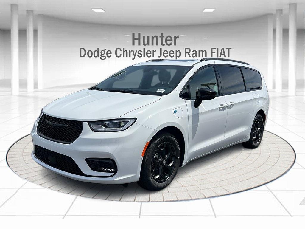 new 2025 Chrysler Pacifica Hybrid car, priced at $56,005