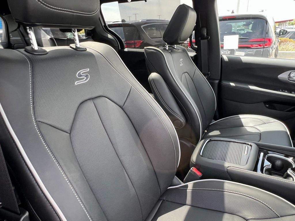 new 2025 Chrysler Pacifica Hybrid car, priced at $56,005