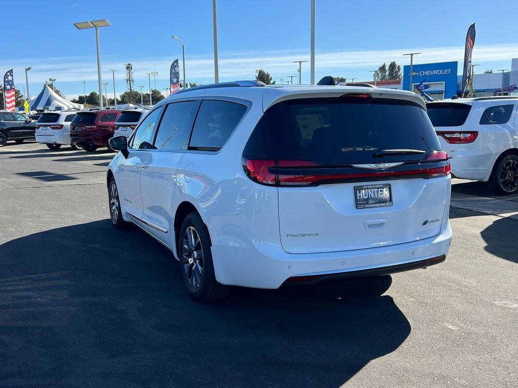 new 2025 Chrysler Pacifica Hybrid car