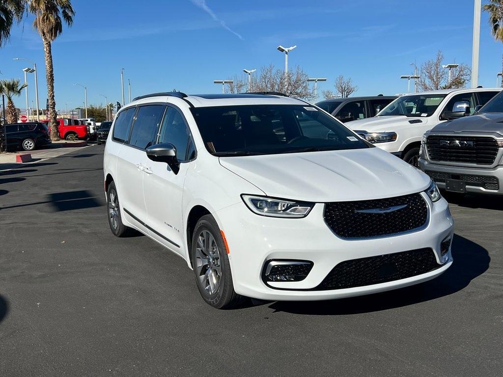 new 2025 Chrysler Pacifica Hybrid car