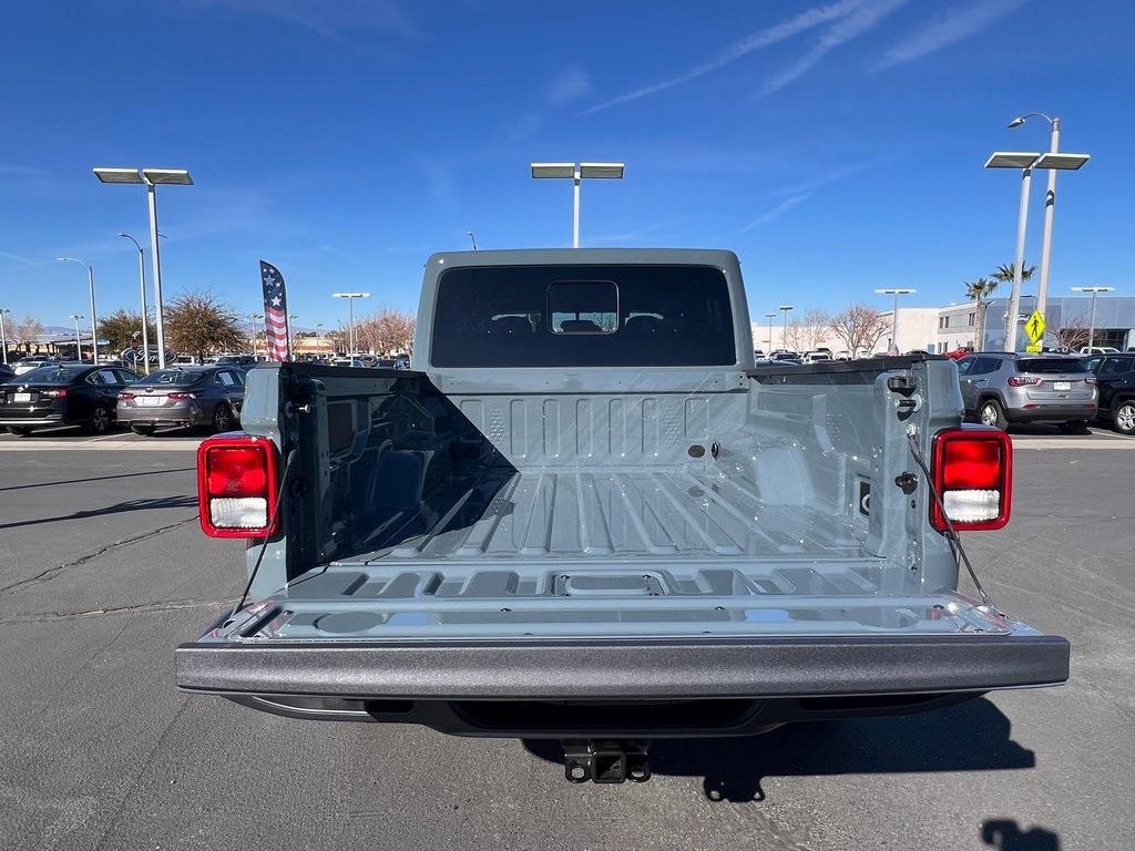 new 2025 Jeep Gladiator car, priced at $43,180