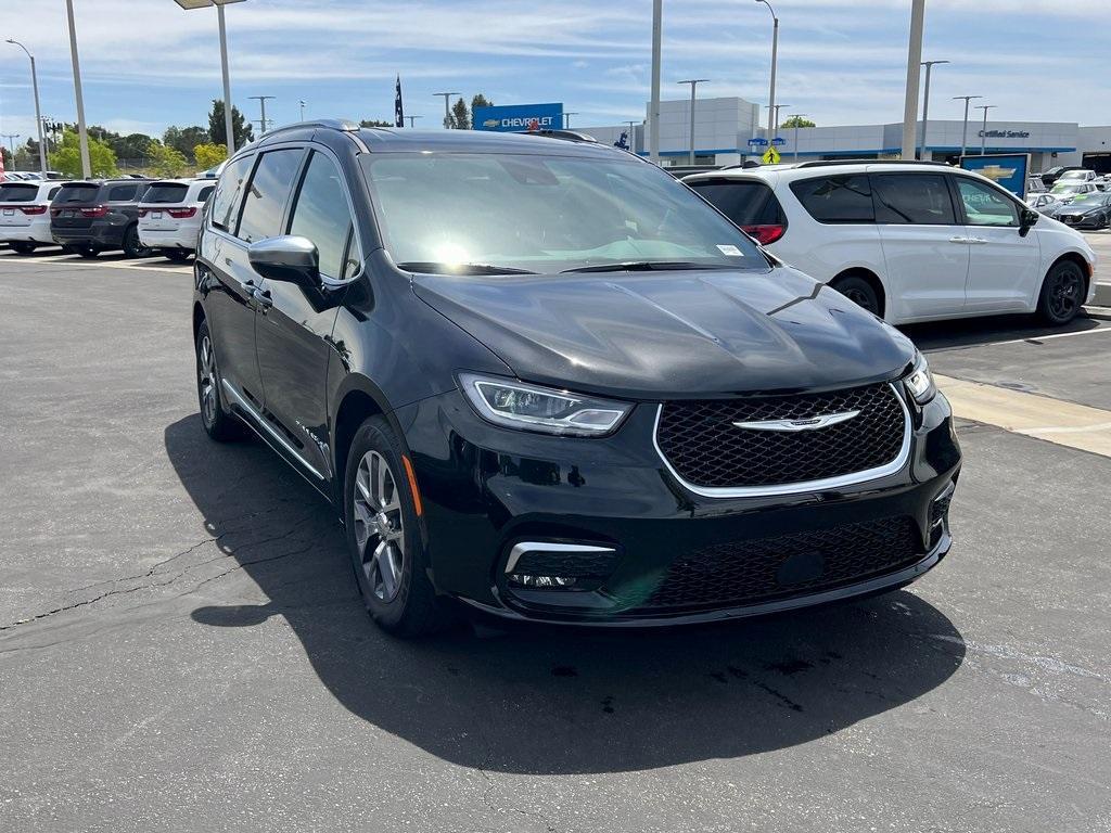 new 2025 Chrysler Pacifica Hybrid car, priced at $52,730