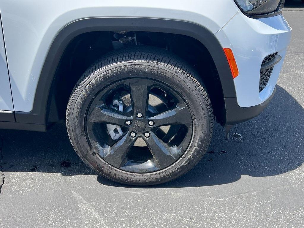 new 2025 Jeep Grand Cherokee car, priced at $43,555