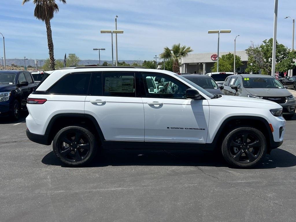 new 2025 Jeep Grand Cherokee car, priced at $43,555