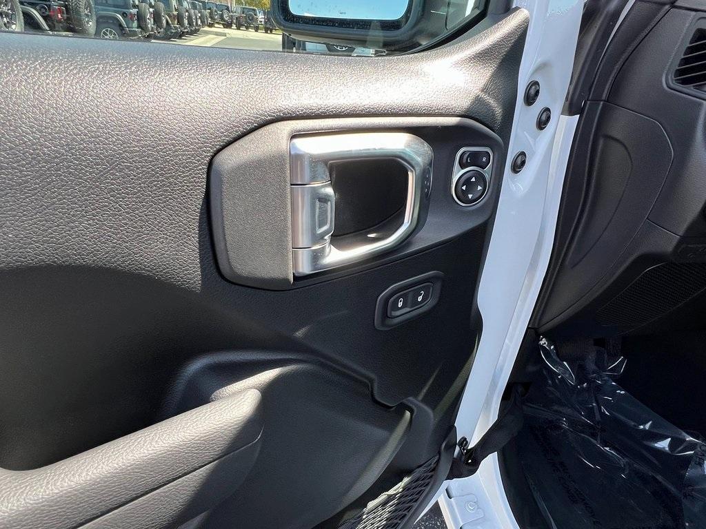 new 2025 Jeep Wrangler car, priced at $46,586