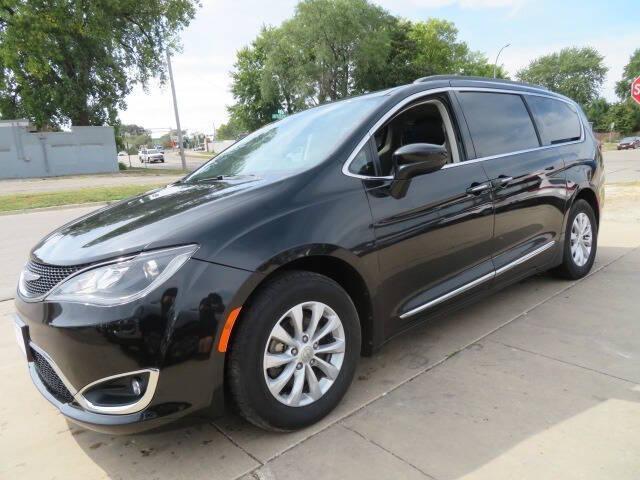 used 2017 Chrysler Pacifica car, priced at $11,900