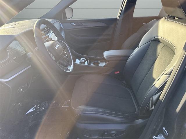 new 2025 Jeep Grand Cherokee car, priced at $42,070