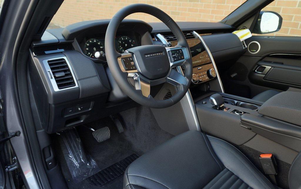 new 2025 Land Rover Discovery car