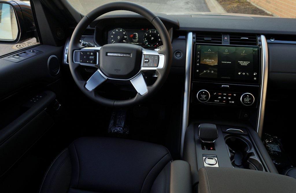 new 2025 Land Rover Discovery car