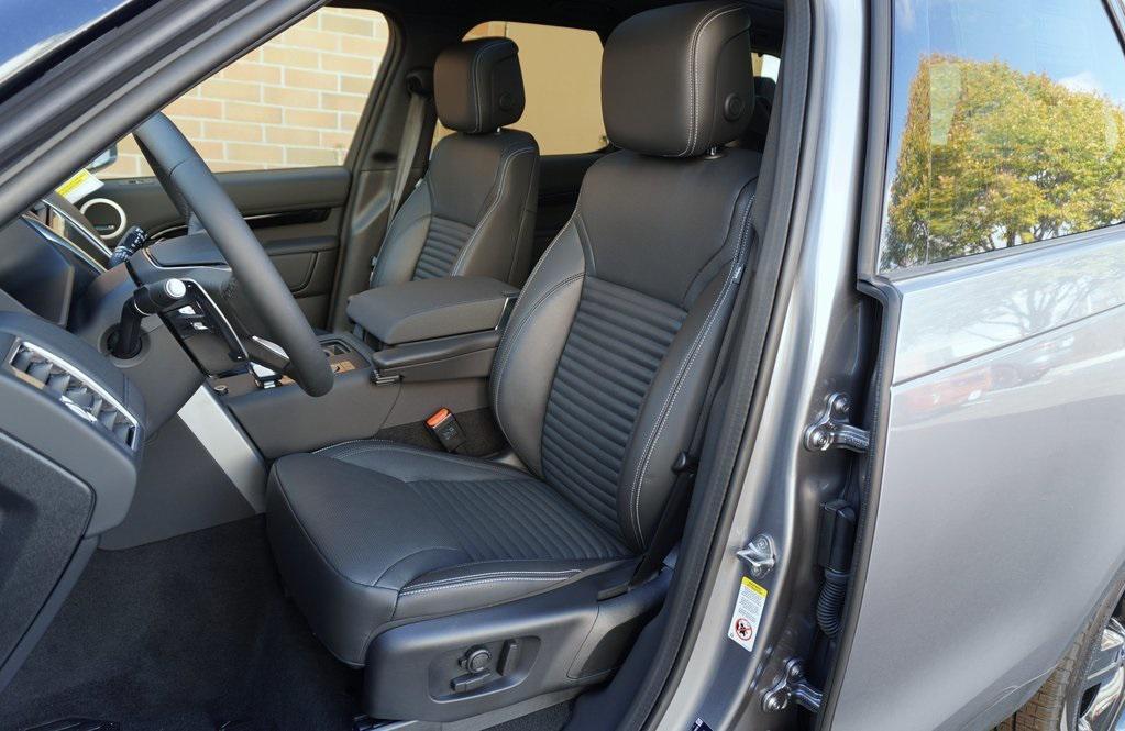 new 2025 Land Rover Discovery car