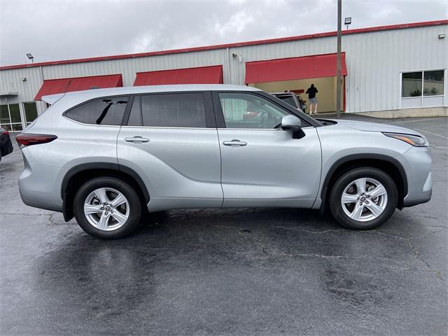 used 2024 Toyota Highlander car, priced at $40,900