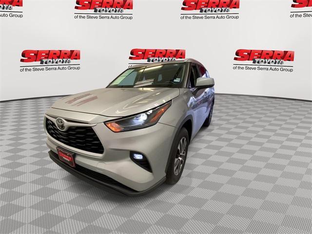 used 2024 Toyota Highlander car, priced at $41,900