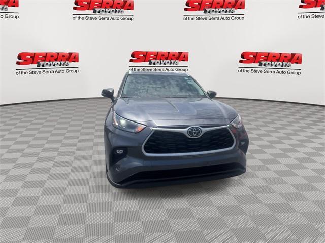 used 2025 Toyota Highlander Hybrid car, priced at $53,900