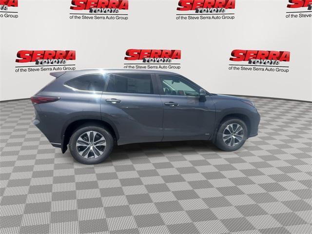 used 2025 Toyota Highlander Hybrid car, priced at $53,900
