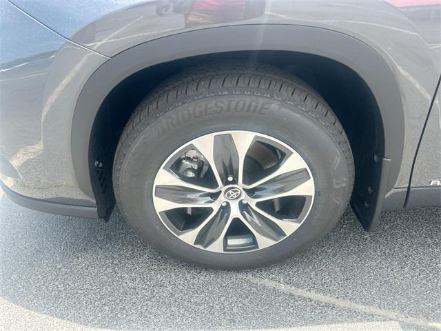 used 2025 Toyota Highlander Hybrid car, priced at $53,900