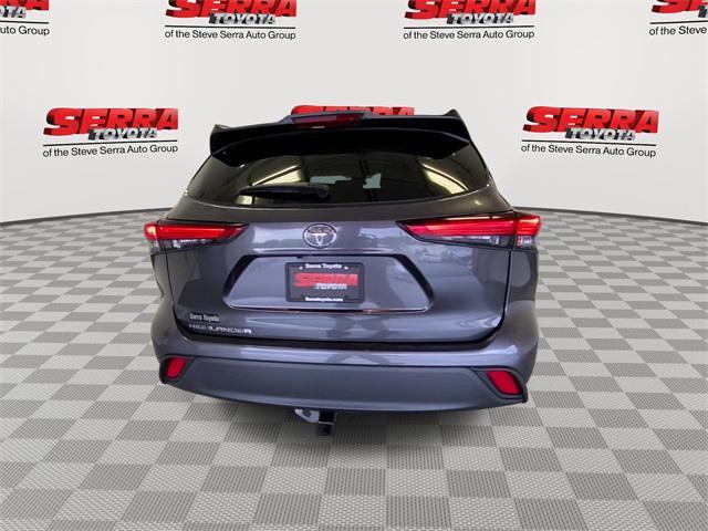 used 2023 Toyota Highlander car, priced at $38,900