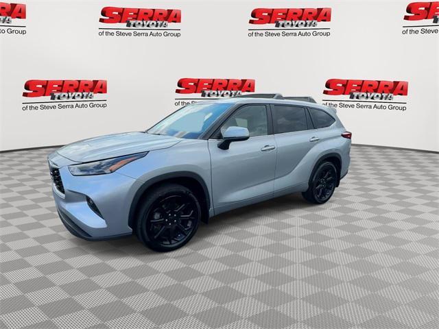 used 2023 Toyota Highlander car, priced at $31,900
