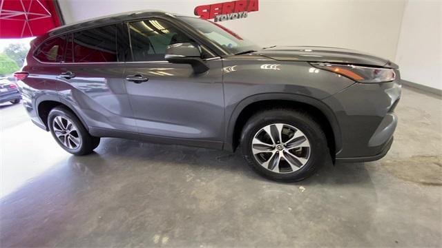 used 2022 Toyota Highlander car, priced at $35,800