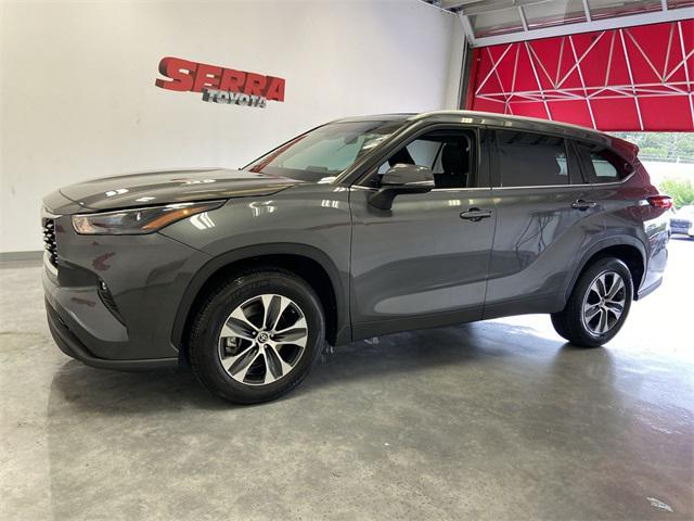 used 2022 Toyota Highlander car, priced at $35,800