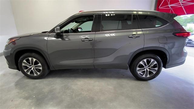 used 2022 Toyota Highlander car, priced at $35,800
