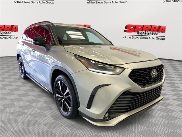 used 2021 Toyota Highlander car, priced at $28,900