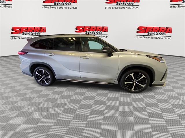 used 2021 Toyota Highlander car, priced at $28,600