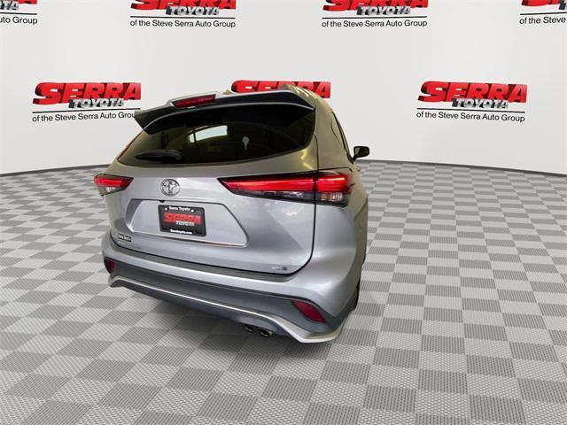 used 2021 Toyota Highlander car, priced at $28,600